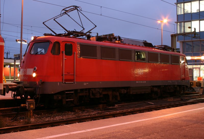 110 352 hat eben die Wagengarnitur für einen RE in München Hbf bereitgestellt. Aufgenommen am 22.12.2008 zur  blauen Stunde . (Belichtungszeit: 6 Sekunden).