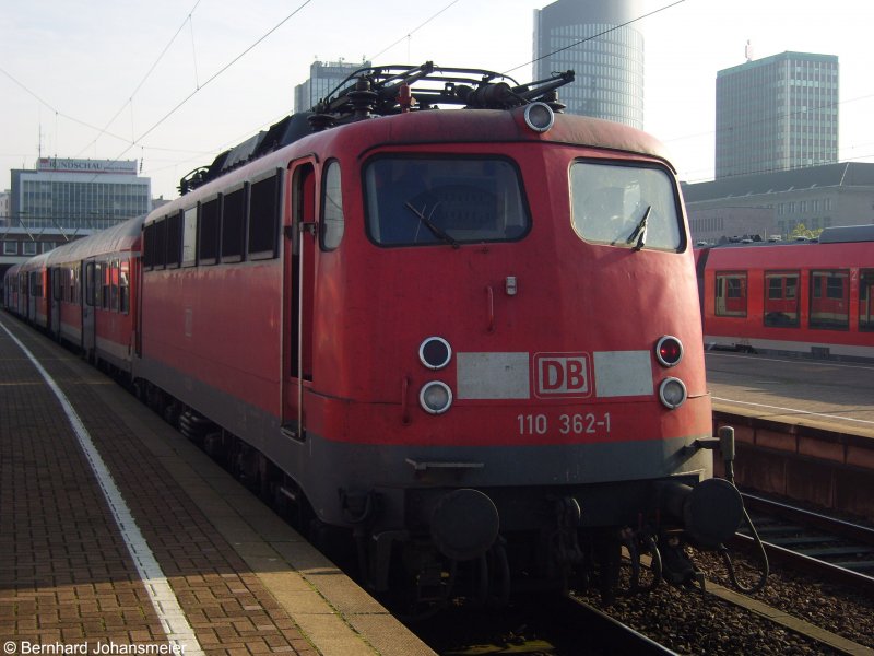110 362-1 vom BW Deutzerfeld steht mit der Hellwegbahn (RB59) nach Soest im Oktober 2008 im Dortmunder Hbf auf Gleis 4. 
Seit dem 14. Dezember 2008 hat die Eurobahn die Strecke übernommen.