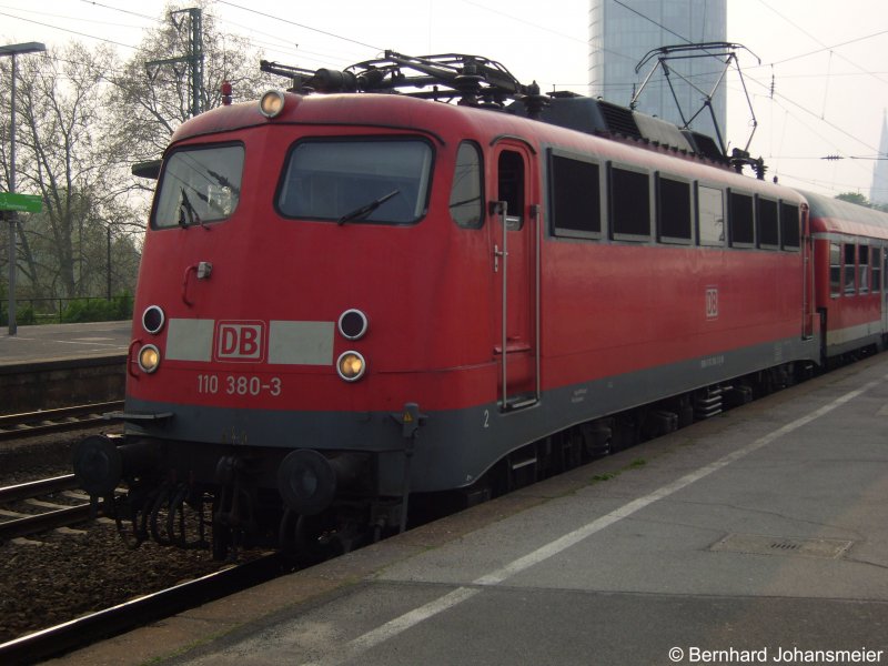 110 380-3 ist auf dem Weg nach Siegen mit dem RE9 Verstrkerzug; beim Halt in Kln Deutz. April 2009