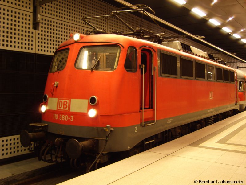 110 380-3 mit dem DGB Streiksonderzug nach Bonn im Berliner Hbf. Mai 2009