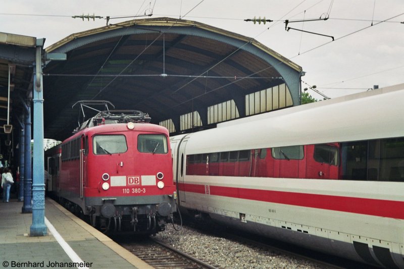 110 380-3 zieht die RB48 von (damals noch) Remagen nach Wuppertal Oberbarmen beim Halt in Bonn Hbf. Heute fahren dort ET425 zwischen Bonn Mehlem und Wuppertal Hbf. Sommer 2007