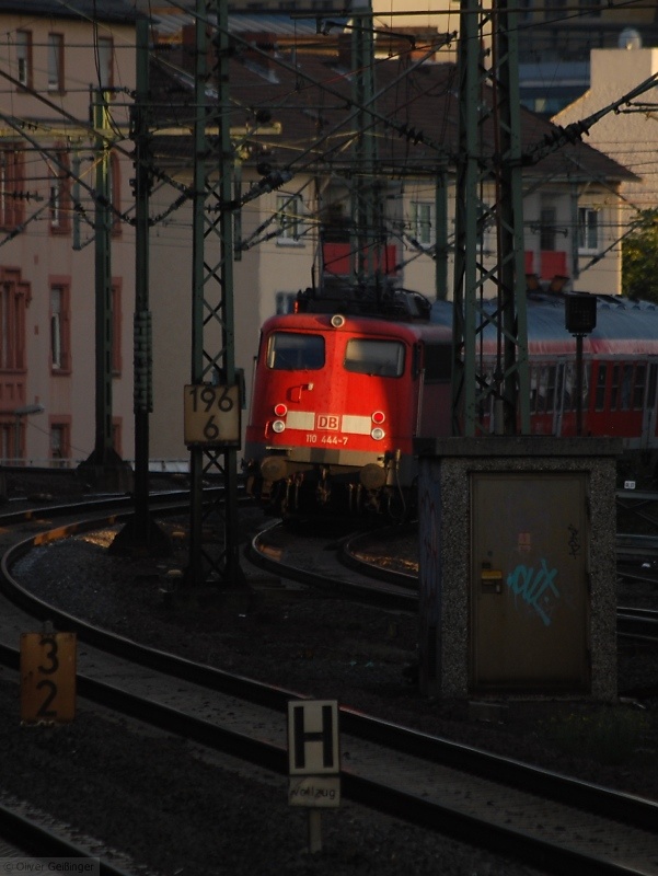 110 444-7 erhascht noch einen Sonnenstrahl auf dem Weg zum Hauptbahnhof Frankfurt. (23.09.2009)