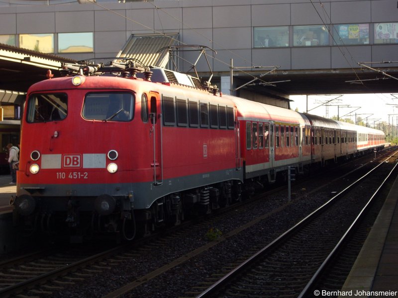 110 451-2 steht mit dem Sonderzug aus Niedersachen in Potsdam. Der Zug bestand aus 6 Silberlingen und einem IC-Club Wagen in der Mitte. Oktober 2008