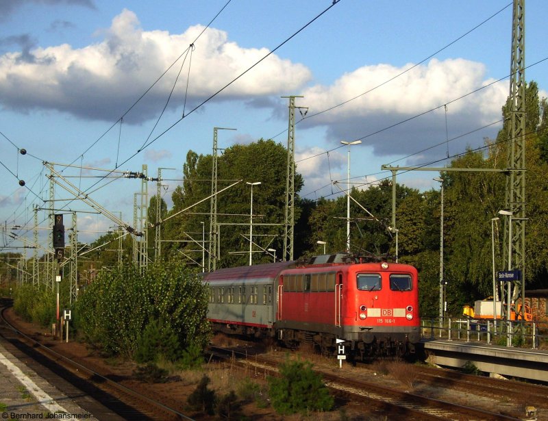 115 166-1 kommt mit den Wagen fr EN 477 aus Berlin Grunewald in Wannsee an. (Eine Woche vorher mit Kompaktkamera). September 2009