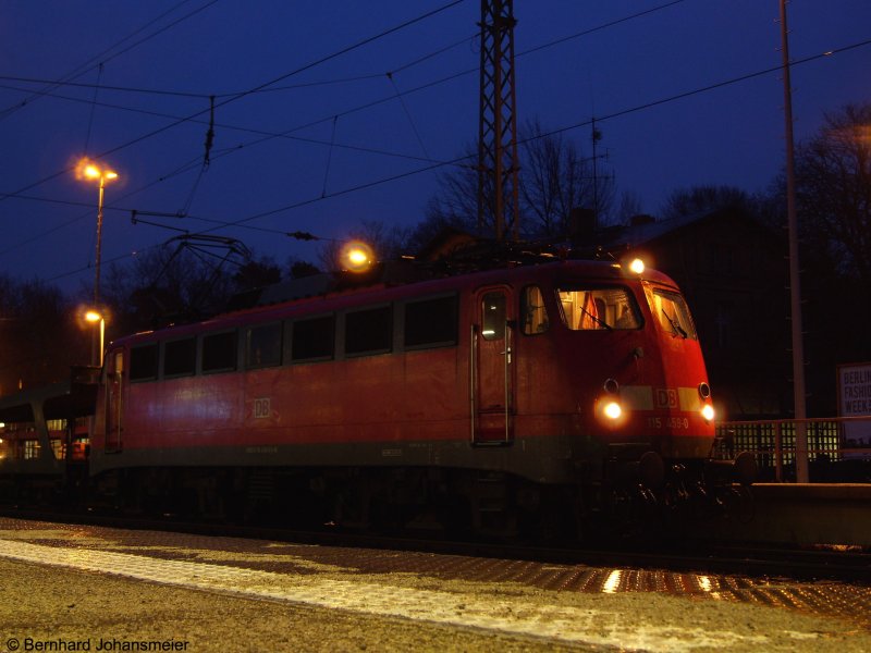 115 459-0 steht mit dem Wagenpark fr den EN477 nach Budapest und Wien in Berlin Wannsee bereit. Januar 2009