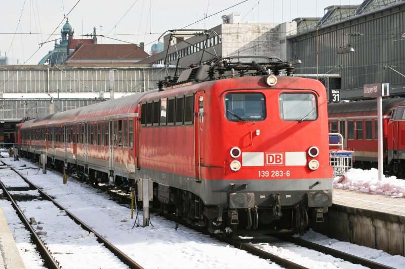139 283 steht mit RB 30571 in Mnchen Hbf zur Abfahrt nach Kochel bereit, 25.02.2009.