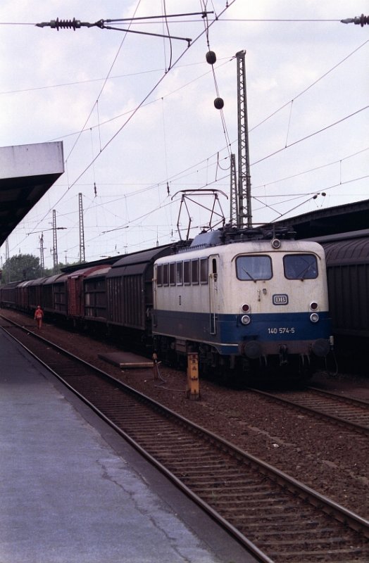 140 574-5 mit Zug am Samstag in Hamm 29-05-1993. Scan von Negativ