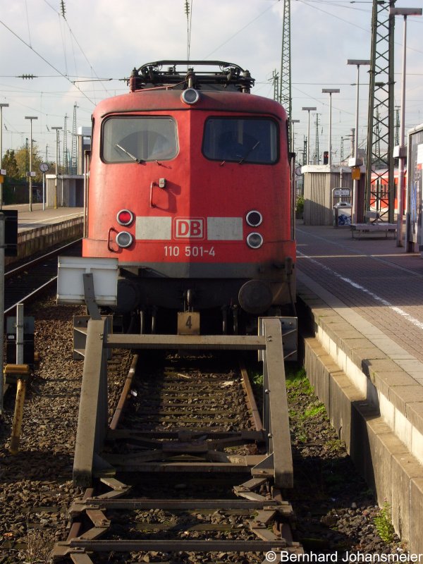 Auf dem Abstellgleis... 
Seit heute fährt die Eurobahn zwischen Dortmund und Soest. Damit gibt es in NRW keine Linie mehr, wo man ausschließlich 110er sehen kann. Hier ist 110 501-4 gerade mit der RB59 in Dortmund angekommen und wird auf die Rückfahrt nach Soest vorbereitet.
Oktober 2008