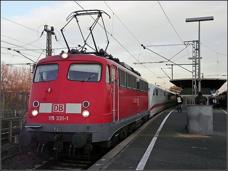 E-Lok 115 331-1 durchfhrt am Abend des 08.11.08 mit dem ICE 2  Brandenburg von der Havel  am Haken den Bahnhof Kln Messe/Deutz. (Jeanny)