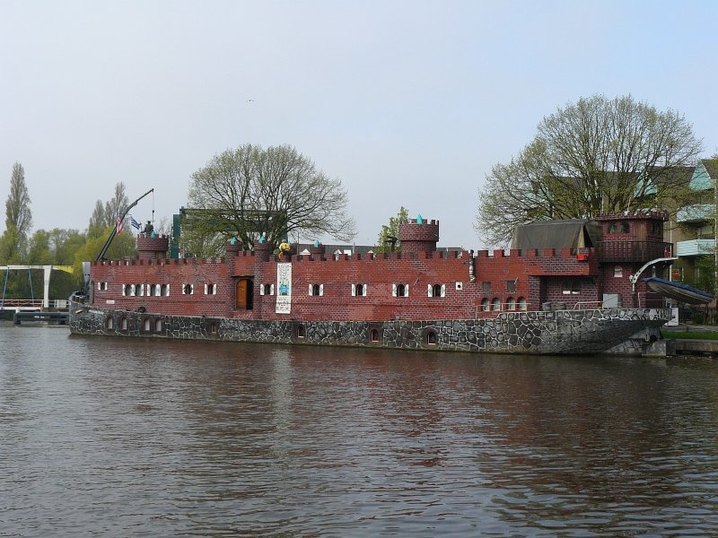 Ein fremdes Schiff fotografiert in Leiden, Niederlande am 13-04-2009.
Siehe auch hier f�r mehr Info:

http://www.vlotburg.nl/de/

Auf Deutsch sogar