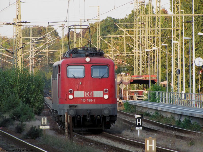 Gleich hat 115 166-1 den Weg ber das Ausweichgleis hinter sich und kann nach einem zweiten Richtungswechsel an den Zug fahren. September 2009