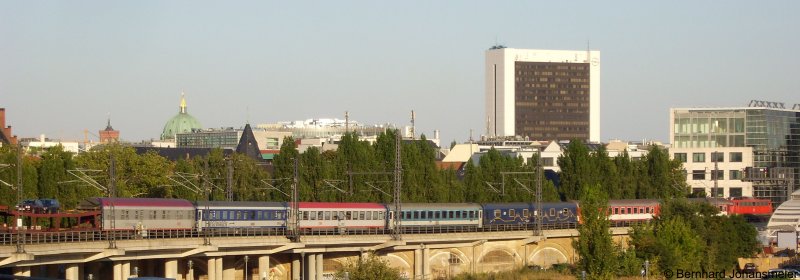 Im Abendlicht zieht 115 448-3 EN 477 ber die Berliner Stadtbahn Richtung Osten. Zu beachten sind dieses Mal die beiden ersten Wagen am Zug. Sie laufen als Kurswagen bis Prag mit. August 2009