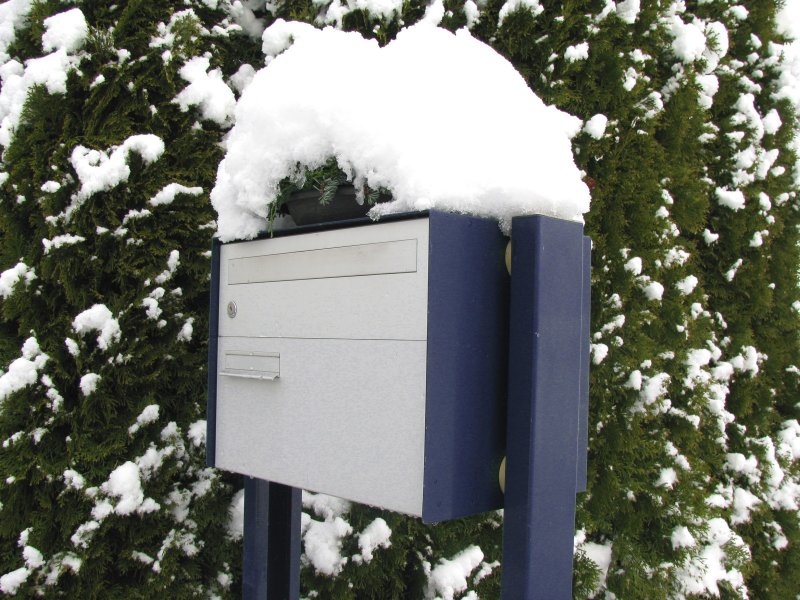 Man tr�gt wieder Hut!
Dieser Briefkasten mit Topfpflanze darauf wurde vom Schnee neu eingekleidet. 12.Dezember 2008