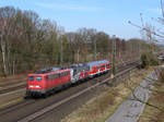 Als Pbz 2451 sind 115 278-4 und 115 509-2 mit einem verkehrsroten Silberling Steuerwagen auf der von Hamburg nach Dortmund unterwegs. Kattenvenne März 2013