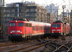 Bereitstellung der RB68 nach Rheine mit 110 427-2 in Münster Hbf. Daneben steht 111 155 mit einer RE7 Garnitur. März 2013
