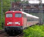 110 490-0 fhrt mit dem Kreuzfahrersonderzug von Potsdam nach Warnemnde durch Berlin Wannsee Richtung Innenstadt.