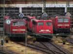 Fr jede Baureihe ein Werkstatt Gleis: Diesen Eindruck vermittelt zumindest dieses Bild aus Frankfurt, wo 111 070-9 , 110 443-9 und 143 971-0 vor der Halle des BW stehen.