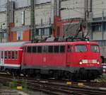 110 428-0 kommt mit dem rechtsrheinischen Verstrkerzug nach Koblenz aus der Abstellung in den Frankfurter Hbf gerollt.
