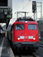 110 415-7 steht mit der Verstrkerzug nach Wesel abfahrbereit im Dsseldorfer Hbf.
