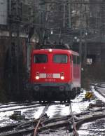 verkehrsrot/56386/110-457-9-beim-umsetzen-in-hagen 110 457-9 beim Umsetzen in Hagen. (vom Bahnsteig aus fotografiert) Dezember 2009