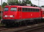 verkehrsrot/95564/110-491-8-steht-mit-dem-2verstaerkerzug 110 491-8 steht mit dem 2.Verstrkerzug aus Hannover in Minden. Mai 2010