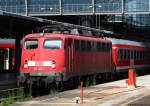 verkehrsrot/105248/110-404-1-zieht-gleich-den-verstaerkerzug 110 404-1 zieht gleich den Verstrkerzug von Frankfurt (Main) Hbf nach Gieen. Juli 2010 