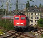 Kurz nach der Abfahrt um 17:22 Uhr des regulren RE 4 nach Aachen, kommt 110 398-5, in der Nachmittagssonne mit dem Leerzug fr den Verstrkerzug um 17:30 Uhr, aus Dsseldorf Gerresheim und rollt rechtzeitig auf Gleis 4 ein. August 2010