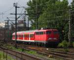 verkehrsrot/171334/110-507-1-schiebt-den-verstaerkerzug-nach 110 507-1 schiebt den Verstrkerzug nach Nienburg aus Hannover Hbf. August 2010