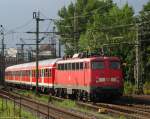 Im schnen Abendlicht schiebt 110 396-9 den letzten Verstrkerzug nach Nienburg aus Hannover. August 2010