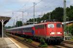 Mit dem Leerzug von Berlin Lichtenberg nach Potsdam wartet 110 497-5 auf die Vorbeifahrt der beiden RE1 Züge in Berlin Wannsee. Juni 2011