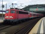 110 410-8 steht mit dem DGB Streik Sonderzug nach Basel im Berliner Hbf auf Gleis 13.