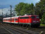 110 464-5 schiebt den 2. Verstrkerzug nach Nienburg aus Hannover. August 2011