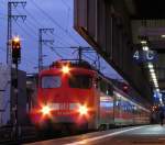 Abfahrtspfiff, Tren zu, ein Wink vom Schaffner und der Lokfhrer kann mit 110 456-1 den RE 10456 von Dsseldorf nach Aachen in Bewegung setzen. Mrz 2012