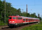 Mit einem RB 35 Verstärkerzug nach Emmerich fährt 110 438-9 in Dinslaken ein. Mai 2012