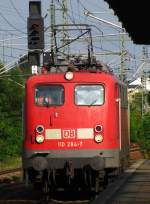 Langsam rollt 110 284-7 wieder auf die Wagen zu, um kurze Zeit später mit DZ 2791 nach Warnemünde abzufahren. September 2010