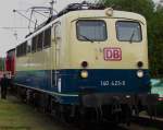 Zu einer der wenigen Lokomotiven in historischer Farbgebung, die noch nicht im Museum stehen gehrt 140 423-5 von DB Schenker.