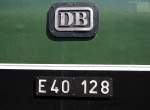 Detailansichten/161588/im-ursprungszustand-erhalten-geblieben-sind-die Im Ursprungszustand erhalten geblieben sind die alten Schilder mit Bundesbahnlogo und Loknummer E40 128. Mit der Einfhrung des EDV Systems erhielten alle E-Loks eine '1' als erste Ziffer der Loknummer, die das 'E' fr E-Lok ersetzte.