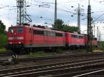 151 023-9 rangiert in Köln Gremberg 140 838-4 und 140 834-3 in einen Güterzug ein, der gleich weiter Richtung Ruhrgebiert rollen wird. Juli 2010