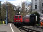 140 850-9 und 140 774-1 ziehen einen Güterzug durch Bonn Hbf Richtung Köln. Auf dem Nebengleis hat gerade ein IC nach Luxemburg den Bonner Hbf verlassen. April 2010