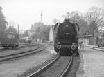 215 004 (225 004) bei einer Scheineinfahrt, w�hrend 44 1486 eine Pause im Bahnhof Egeln am 6.5.17
