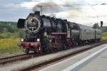Uberraschung in Naumburg (Saale) Hbf am 18 September 2015: 52 8154 mit zwei ex-DR Wagen gr�sst den Fotografen.