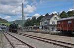 Die 58 311 rangiert in Baiersbronn, im Hintergrund ist ein AVG Stadtbahnwagen zu erkennen. 

12. Sept. 2021