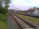 Mit 5 Minuten Versp�tung ging die Fahrt los f�r die R�BB 99 1784 nach G�hren & links sieht man die 112 565-7 (DB 202 565-8) in Putbus am 10.5.13