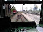 Blick vom F�hrerstand der Ferkeltaxe auf die 112 565-7 (DB 202 565-8) in Bergen auf R�gen am 11.5.13