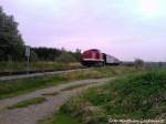 Aus Putbus kommt die 112 565-7 (DB 202 565-8) und alsSchlusslicht die MTEG 118 770-7 bei der Einfahrt in Bergen auf R�gen am 11.5.13