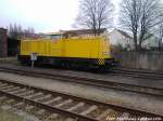 203 308-2 steht vorm Lokschuppen in Bergen auf R�gen am 26.4.13