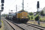 203 305 und 203 314 mit dem Bl�mchentot bei der Durchfahrt im Bahnhof Merseburg Hbf am 14.8.21