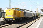 203 305 und 203 314 mit dem Bl�mchentot bei der Durchfahrt im Bahnhof Merseburg Hbf am 14.8.21