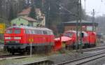 218-249 und eine Kollegin stehen mit Fahrzeugen für den Winterdienst im Bahnhof Kronach abgestellt.