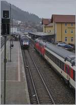 W�hrend die Alex 223 mit ihrem Zug nach M�nchen auf die Abfahrt wartet, fahren zwei VDB 218 mit einem EC nach Z�rich durch den Bahnhof von Immenstadt.